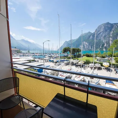 Aparthotel Cristine 2*